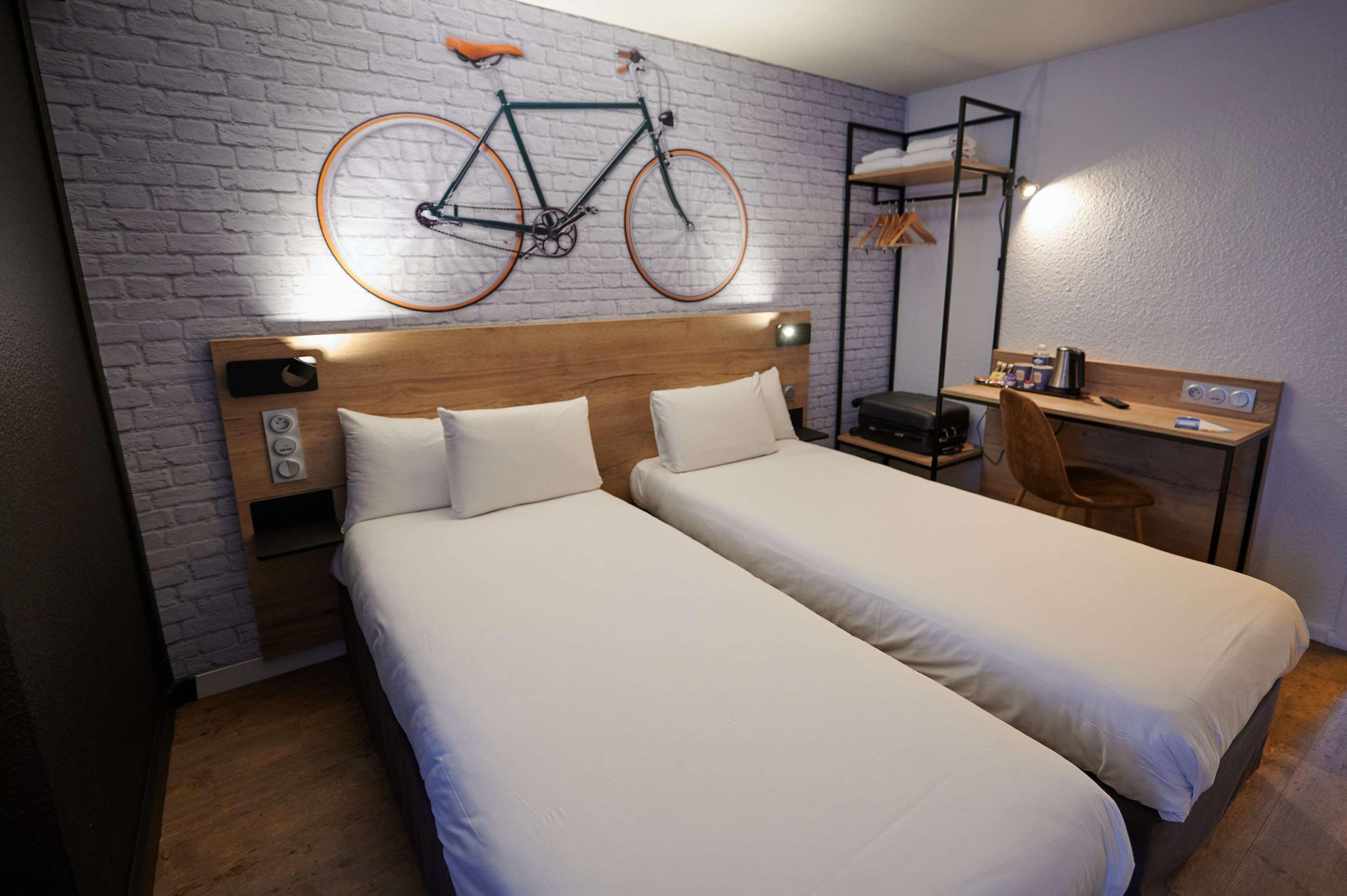 Kyriad Hotel Laval لافال المظهر الخارجي الصورة