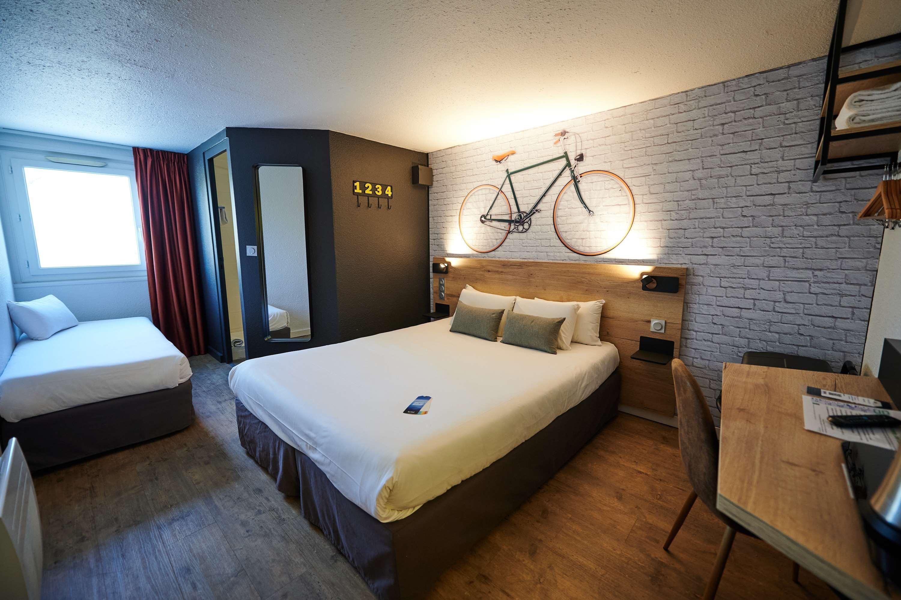 Kyriad Hotel Laval لافال المظهر الخارجي الصورة