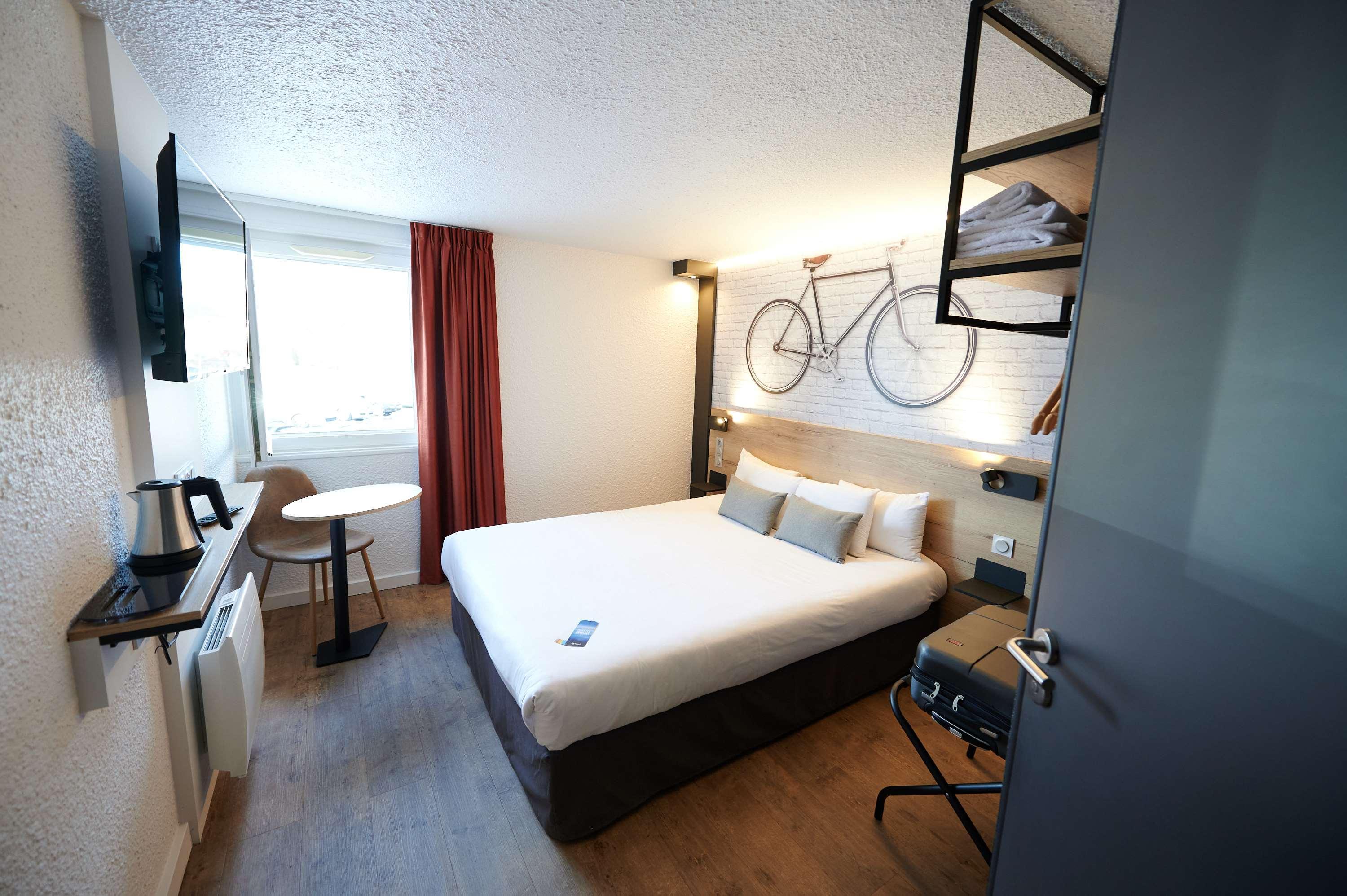 Kyriad Hotel Laval لافال المظهر الخارجي الصورة